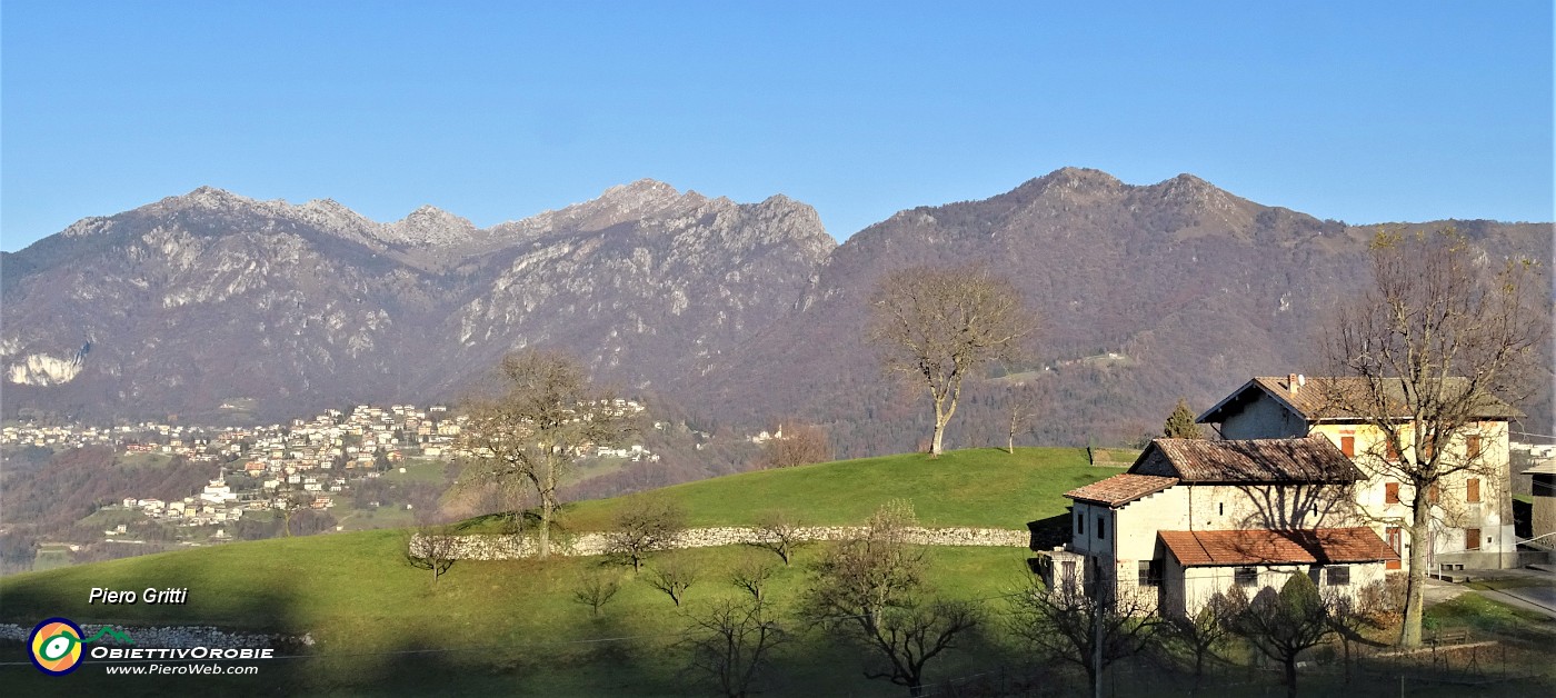 73 Seguendo la strada asfaltata scendo alla contrada Pos. Castello, panoramica sulla Val Serina.JPG